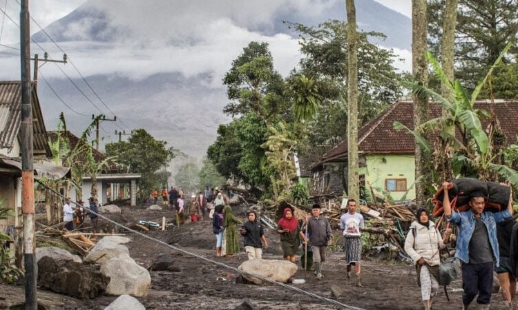 Hundreds of Indonesians shelter after volcano erupts