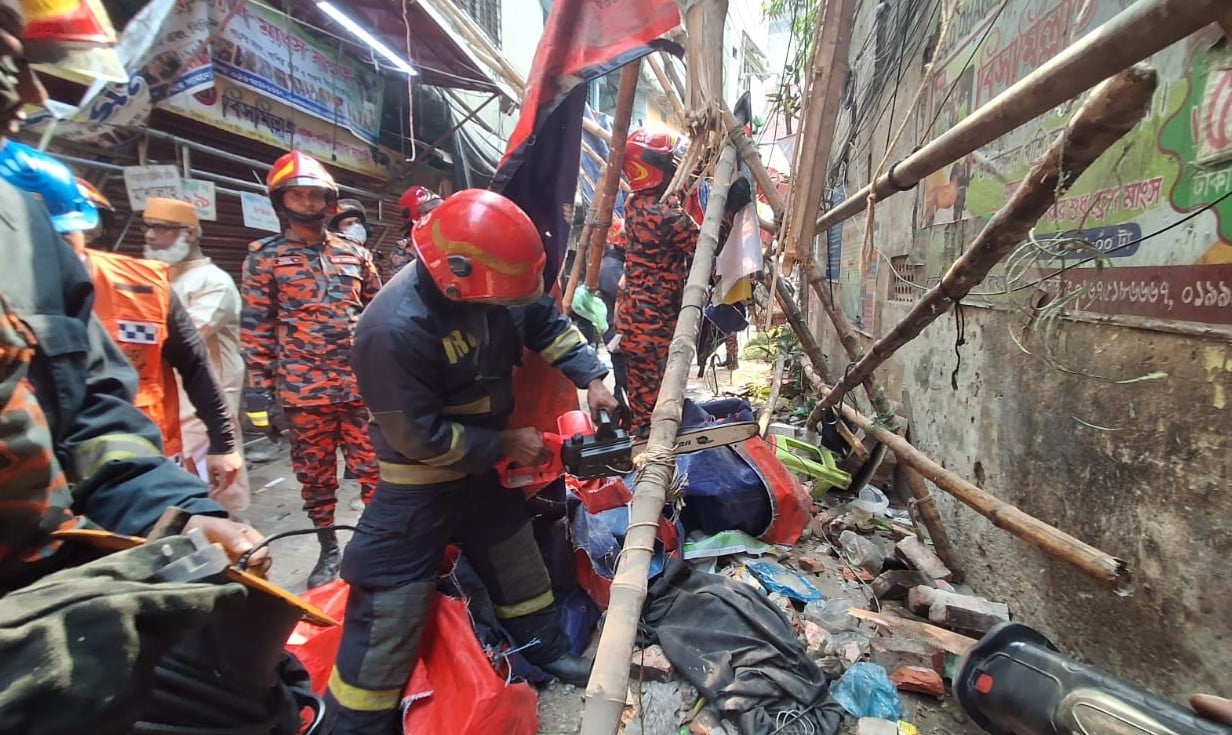 3 pedestrians killed in city after falling bricks due to tremor