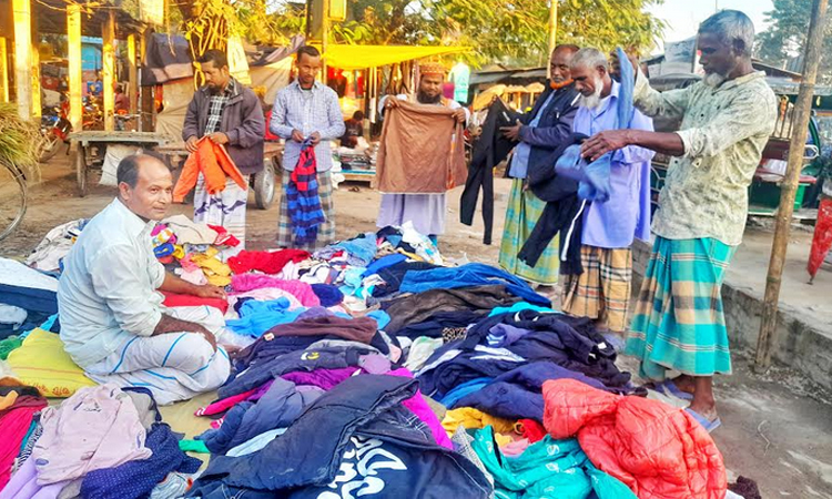 Footpath winter clothes markets thrive in Lalmonirhat as season arrives