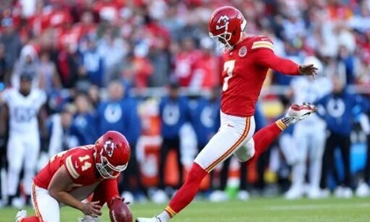 Mahomes rescue act saves Chiefs as Colts stumble