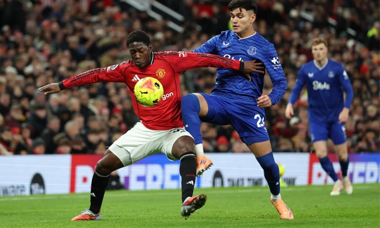 Everton shrug off bizarre red card to beat blunt Man Utd