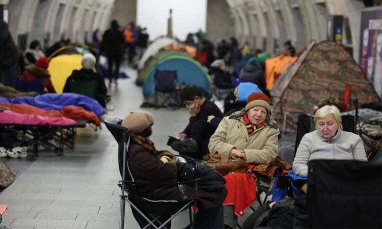 Ukraine, Russia trade deadly strikes as negotiators hammer at deal