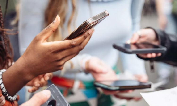 Internet rights group challenges Australia under-16 social media ban