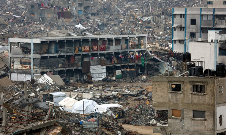 The tiring task of repairing Gaza's tattered banknotes