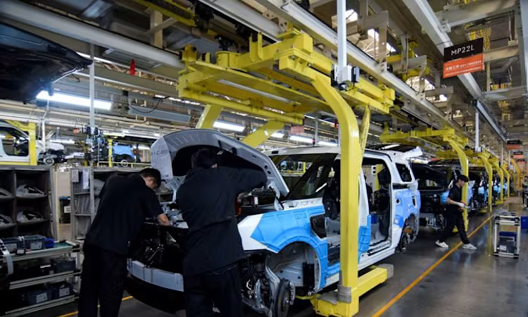 China's factory activity extends months-long slump