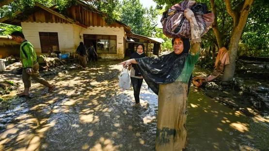 Indonesians pick up the pieces after floods ravage island