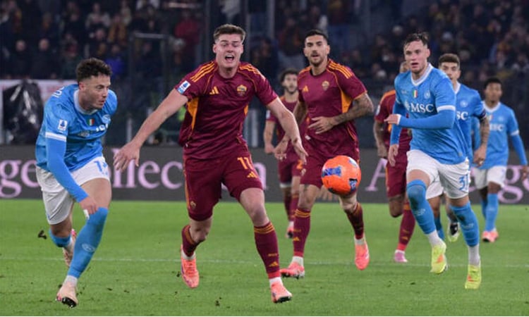 Napoli beat rivals Roma to join Milan at Serie A summit