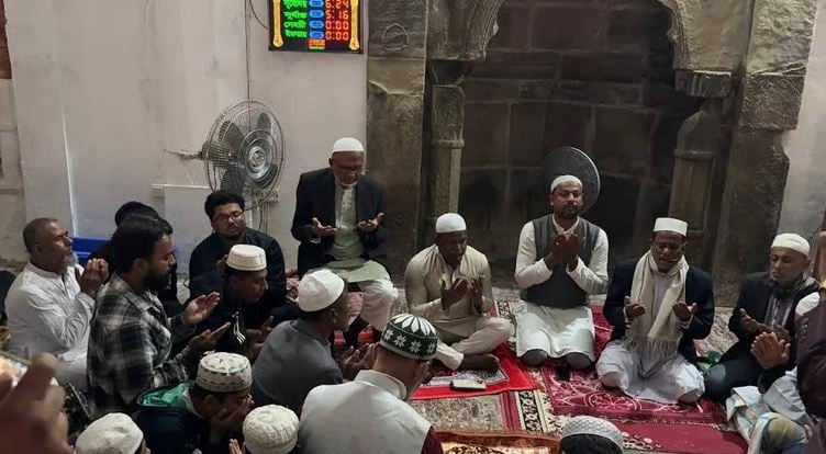 Doa mahfil held at 60-Dome Mosque for Khaleda Zia's recovery