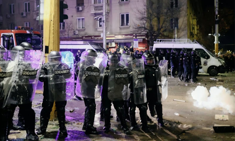 Tens of thousands rally in widening Bulgaria anti-graft protest