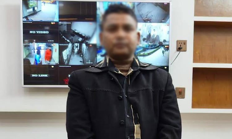 Youth held with firearms in C'nawabganj