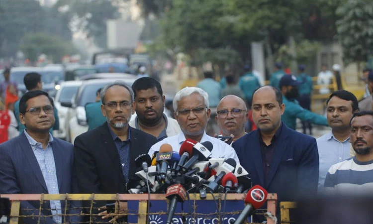 Dr AZM Zahid Hossain today spoke at a press briefing in front of the main gate of Evercare Hospital in Dhaka. Photo : BSS