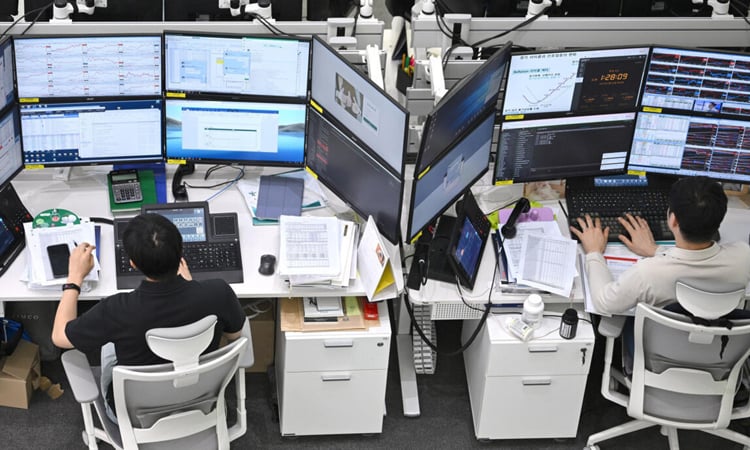 China's exports returned to growth in November, above estimates