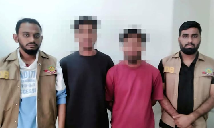 Two fugitives arrested for attacking customs officials