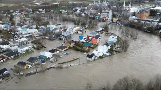 Floods in US, Canada force huge evacuations