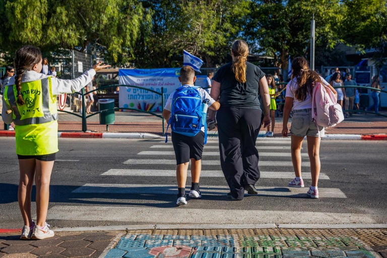 Israel bans mobile phones in primary schools