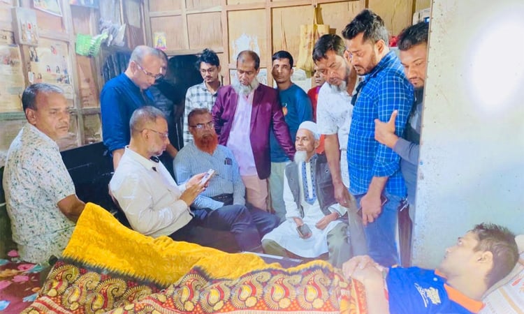 Tarique Rahman provides financial aid for treatment of ailing youth in Feni