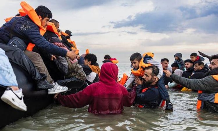 Small boat migrant crossings resume in English Channel