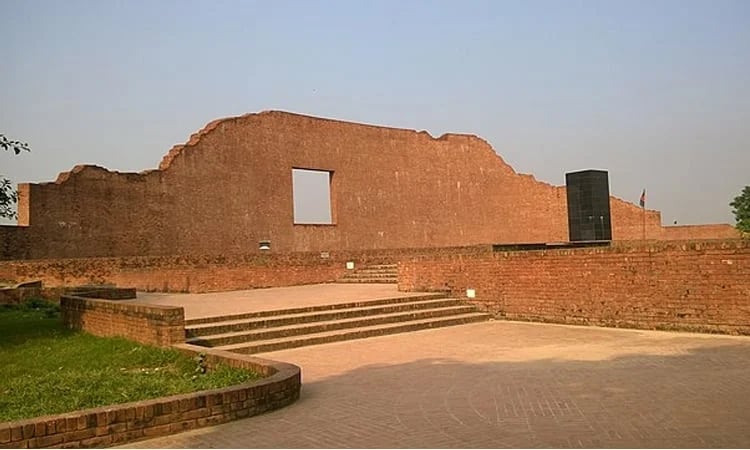 People pay tribute to martyred intellectuals at Rayerbazar memorial