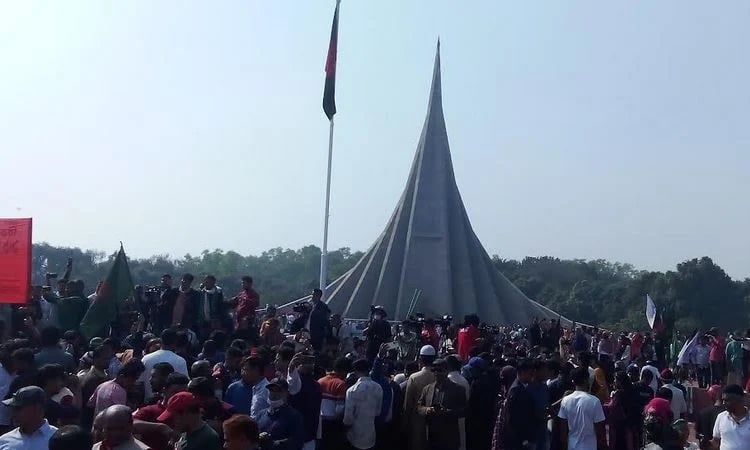 People throng National Martyrs' Memorial to pay homage