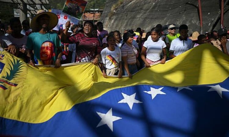 US again warns air traffic over military activity around Venezuela