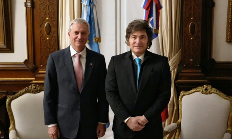 New Chile leader calls for end to Maduro 'dictatorship'