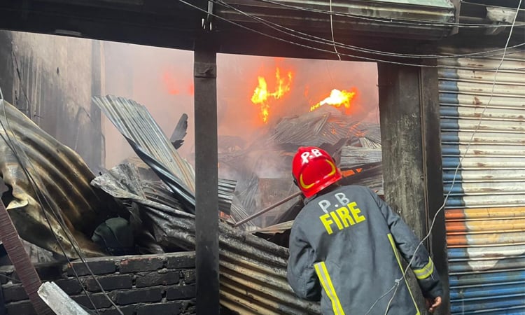 Fire erupts Islambagh; 6 units battling blaze