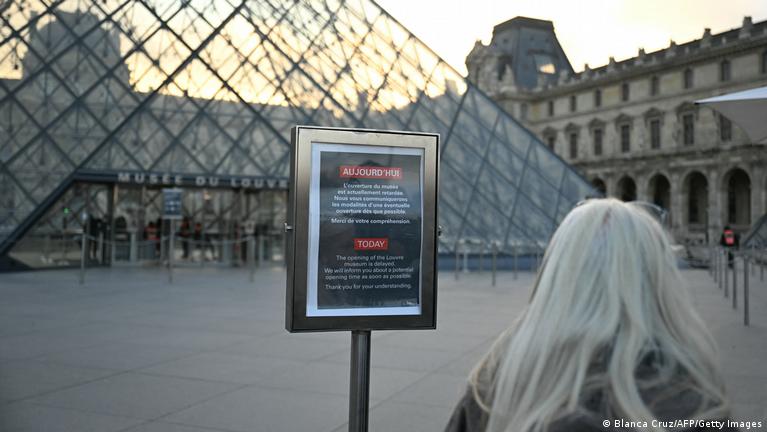 Hundreds queue at Louvre museum as strike vote delays opening
