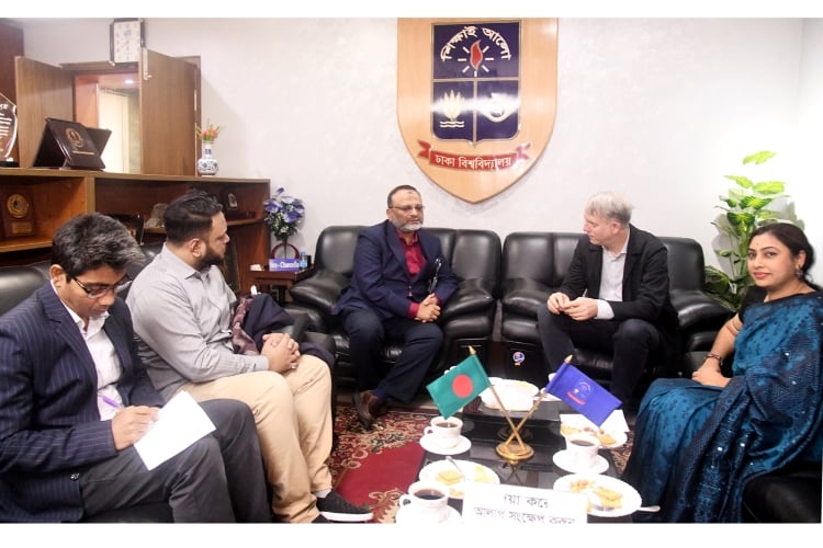 Australian Prof. Olav Muurlink meets DU VC
