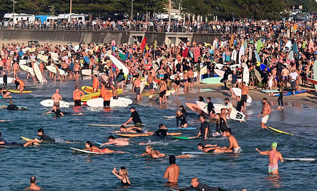 Hundreds swim, float at Bondi Beach to honour shooting victims