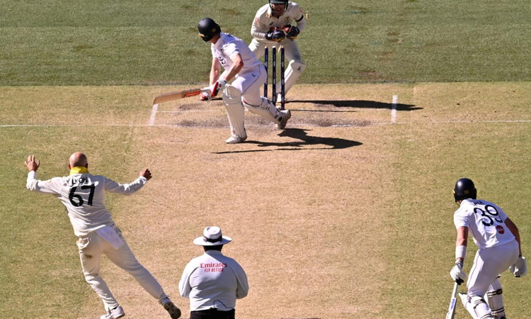 England 'flat' as Crawley admits Australia a better side