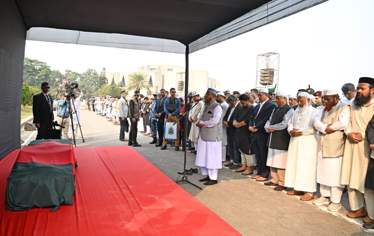 Shaheed Hadi buried beside Kazi Nazrul at DU; state mourning observed