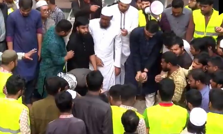 Shaheed Hadi buried beside Kazi Nazrul at DU; state mourning observed