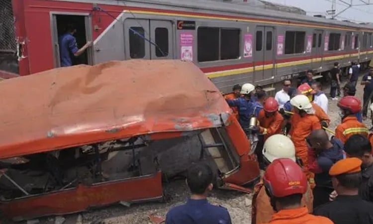 Indonesia bus crash kills 16, rescuer says