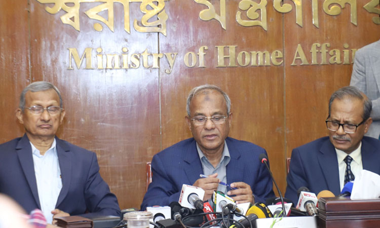 Home Adviser Lieutenant General (Retd) Md Jahangir Alam Chowdhury today spoke to journalists after the 18th meeting of the Advisory Council Committee on Law and Order and on security preparations for the JnUCSU polls. Photo : BSS