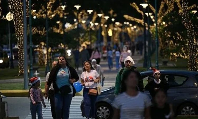 Fearing war, Venezuelans seek comfort in Christmas cheer
