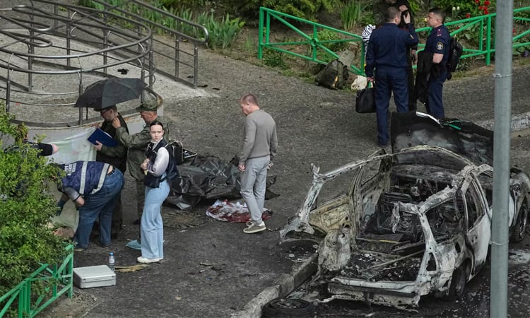 Two police injured in apparent explosion in Moscow