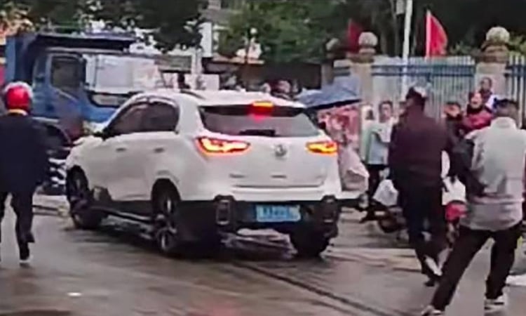 Eight dead, including children, in China SUV crash