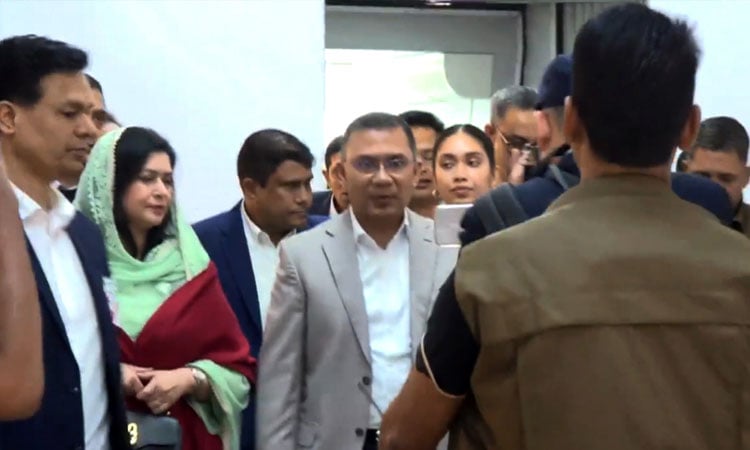 Tarique Rahman accorded warm reception at Dhaka airport 