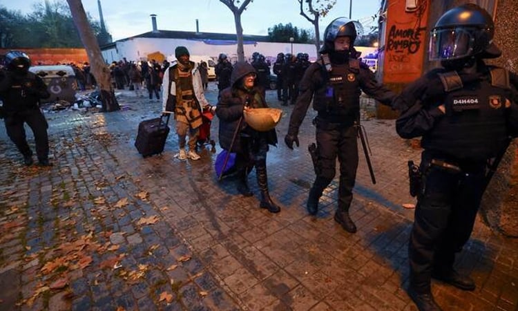 Coastguard rescue 52 migrants off Greece, boy missing