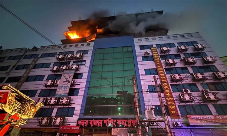 Fire erupts at Khaddar Bazar in Gulistan; 7 firefighting units deployed