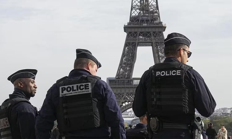 Police arrest suspect after man stabs 3 women in Paris metro