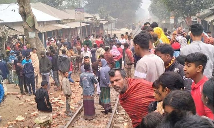 Rail movement suspended for one hour in Gaibandha