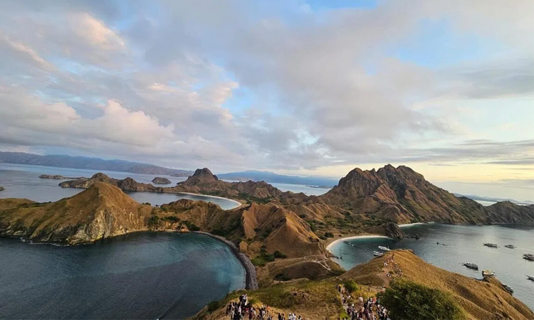 Spanish family missing after tourist boat sinks in Indonesia