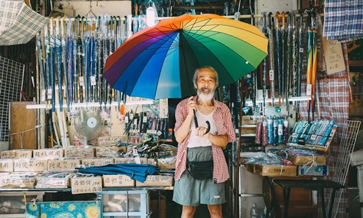 Hong Kongers bid farewell to 'king of umbrellas'