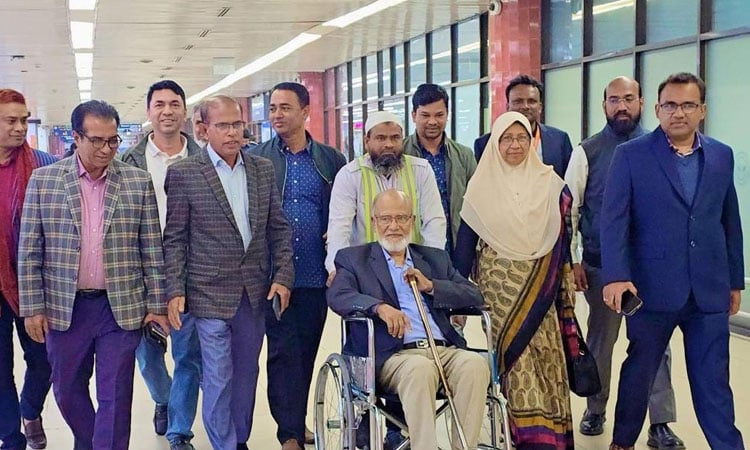 Khandaker Mosharraf returns home after treatment