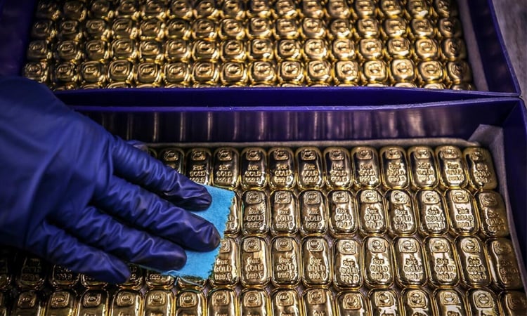 Precious metals fall again, Asian stocks swing as traders wind down