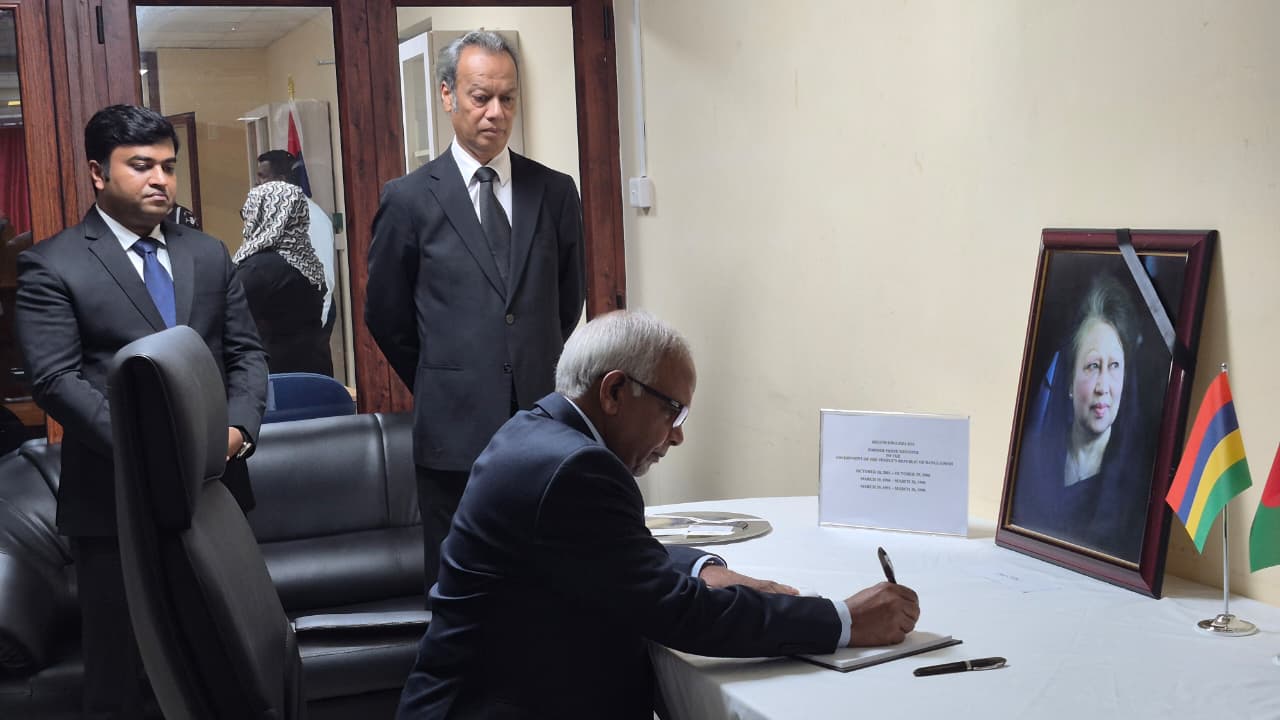 Bangladesh mission in Mauritius opens condolence book 