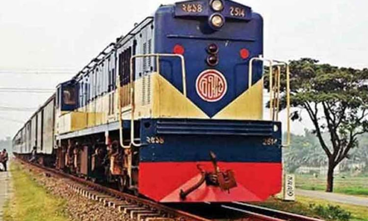 Housewife fells under train wheels, dies in Rajshahi