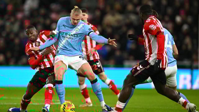 Man City charge stalls at Sunderland, Liverpool held by Leeds