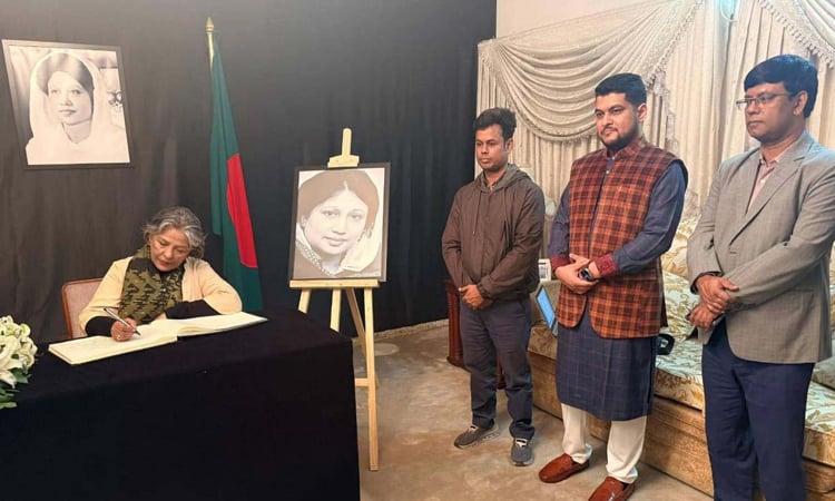 Sharmeen Murshid signs Khaleda’s Zia’s condolence book, meets Tarique Rahman